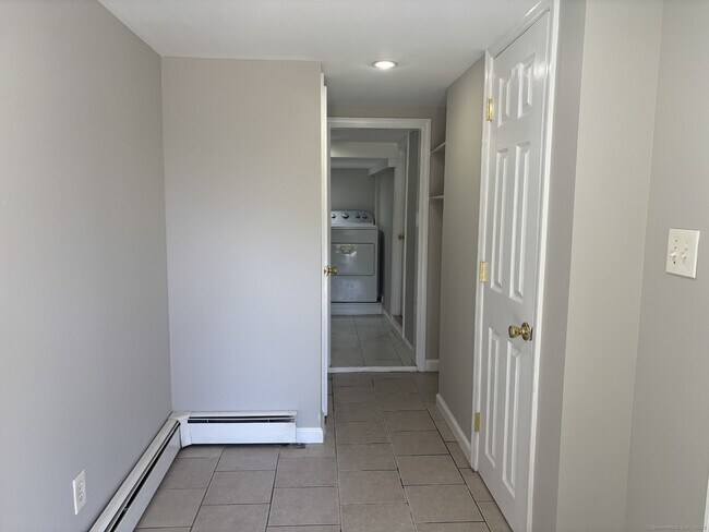 Foto del edificio - 245 Glenville Rd