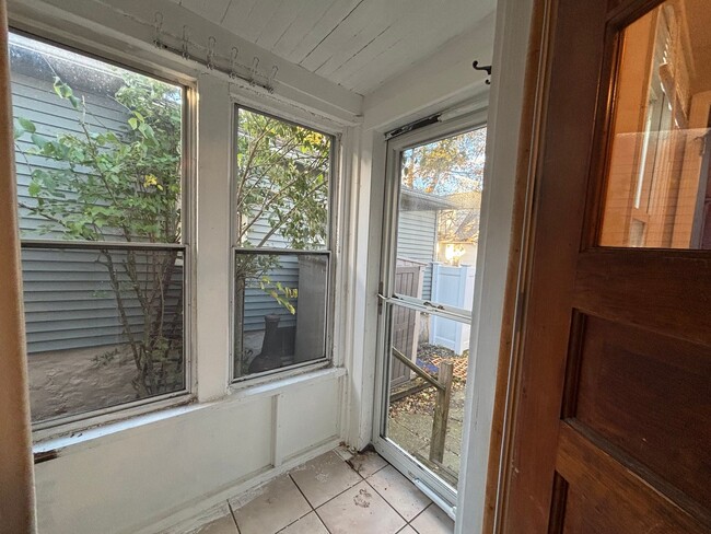 Building Photo - 170 Benton St