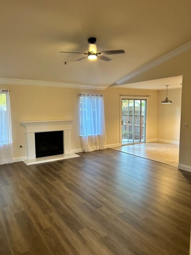 Building Photo - Single Family Home