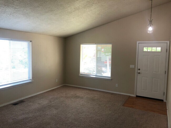 Building Photo - Contemporary Three Bedroom Home in South S...