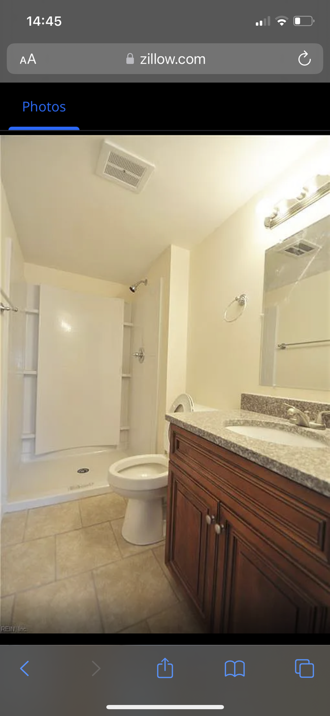 Master bathroom - 815 S Buckingham Ct