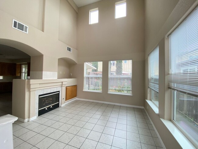 Foto del edificio - 3 Bedroom Home in SW Santa Rosa