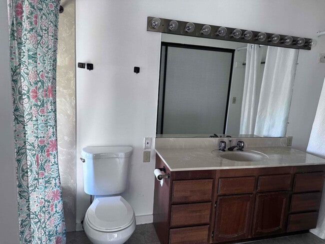 Building Photo - 99-564-564 Paihi St