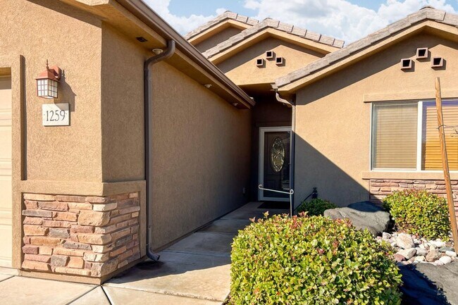 Foto del edificio - Single family with views and covered patio.