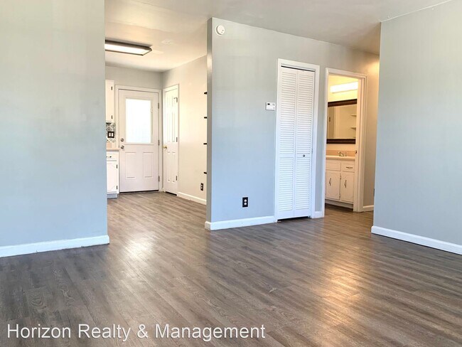 Building Photo - 3 br, 1 bath House - 1061 Shadow Ridge Ave