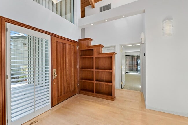 Building Photo - 5 Franciscan Ridge