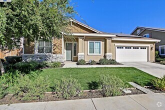 Building Photo - 1610 Chestnut Ct