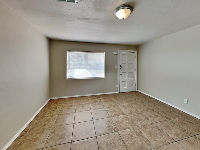 Building Photo - 2944 W Solano Dr N