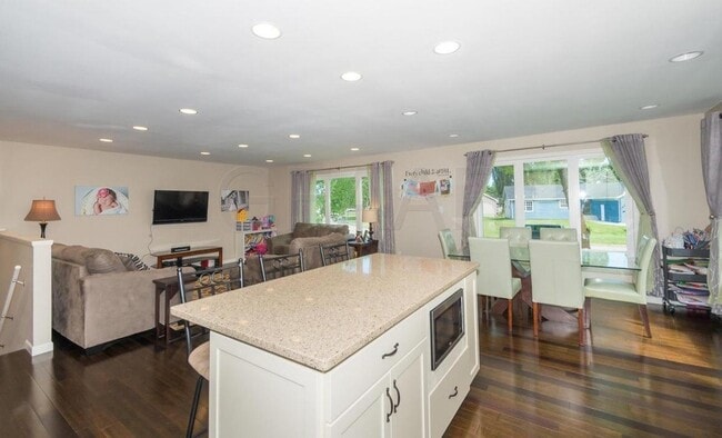 Foto del edificio - Awesome 5 Bedroom, 3 Bathroom Single Family Home for Rent in EGF