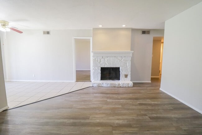 Building Photo - 2 Bed | 2 Bath in Central Tulsa!