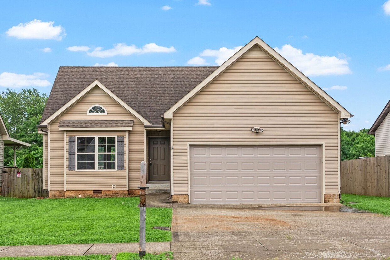 Foto principal - 3 Bedroom 2 Full Bath Home For Rent!