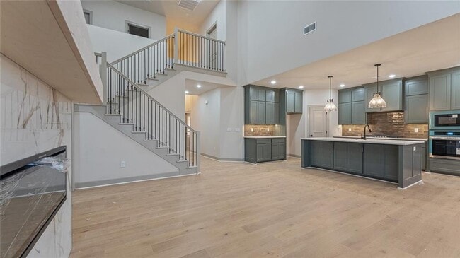 Building Photo - 900 Trestle Ln