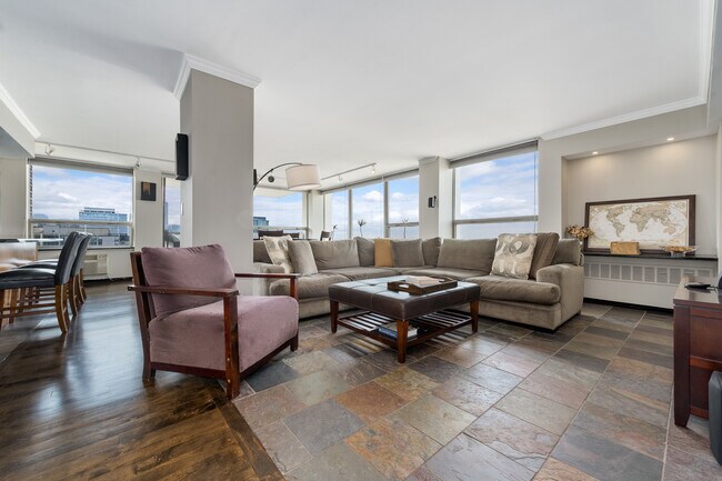 Foto del edificio - 1460 N Sandburg Terrace
