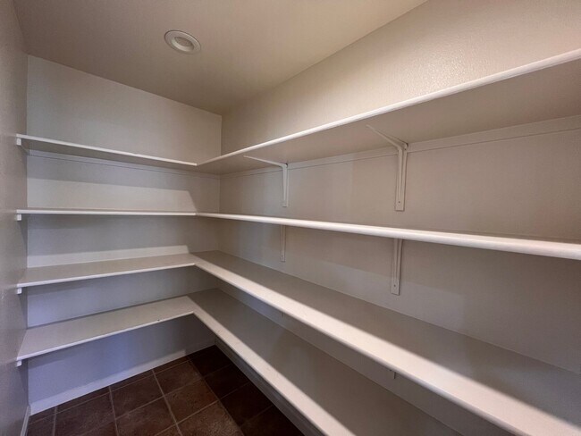 Building Photo - Newer 3-bedroom Fernley home in Donner Trails