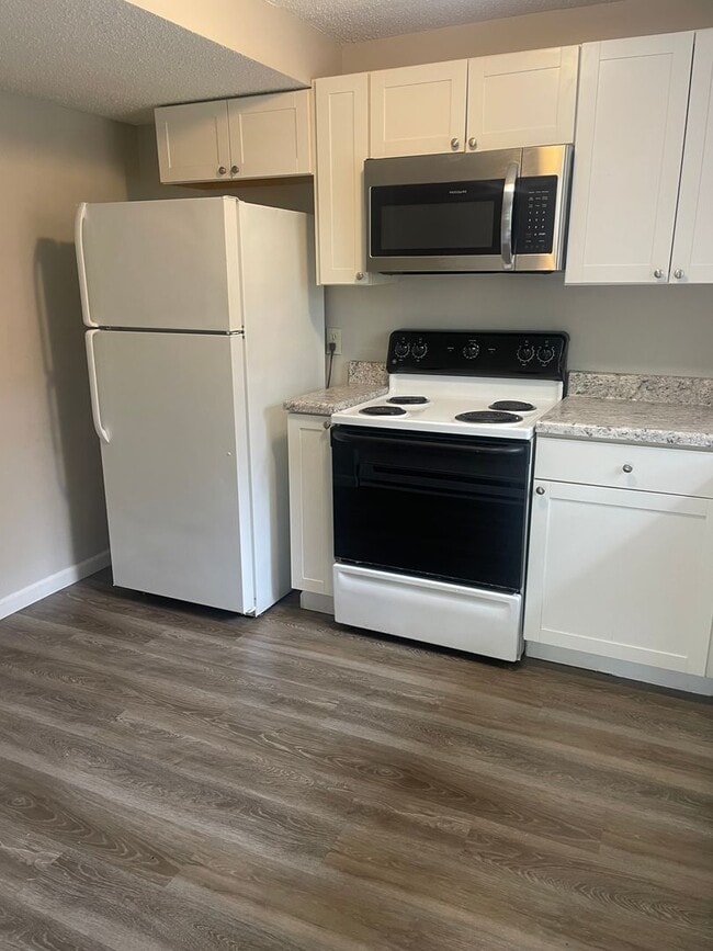 Building Photo - Knoxville 37912 - Spacious 1 bedroom, 1 bath apartment - Contact Lisa Vineyard and Shannon Russel...
