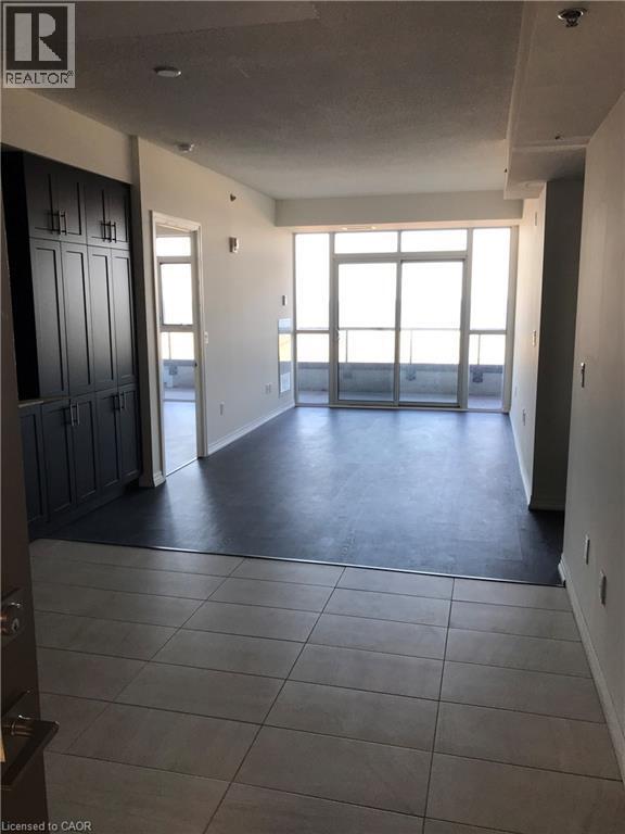 Photo du bâtiment - 560 N Service Rd