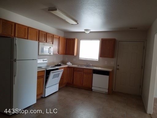 Building Photo - 2650 E Oakbrook Dr