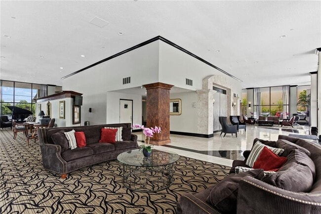 Building Photo - 400 E Colonial Dr