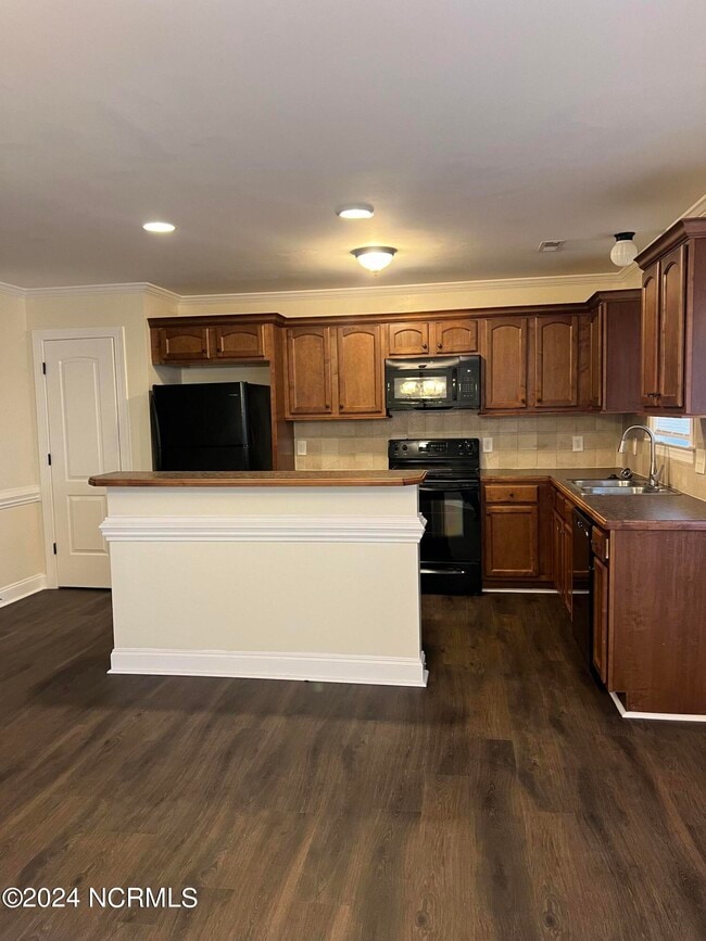 Building Photo - 201 S Pointe Dr