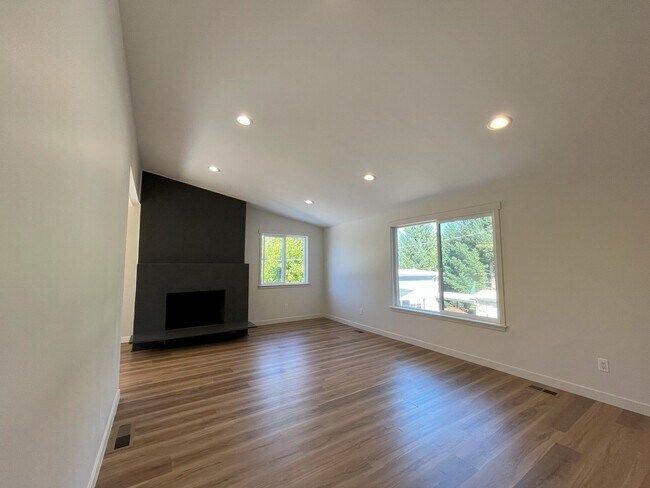 Foto del edificio - Spacious 4-Bedroom, 2-Bathroom, 2 Kitchen Home with Dual Living Spaces & Modern Upgrades – 2,500 ...