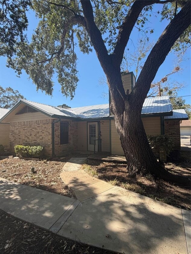 Foto principal - 728 W San Antonio St