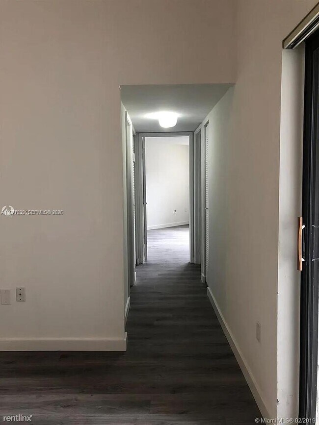 Building Photo - 9421 Fontainebleau Blvd