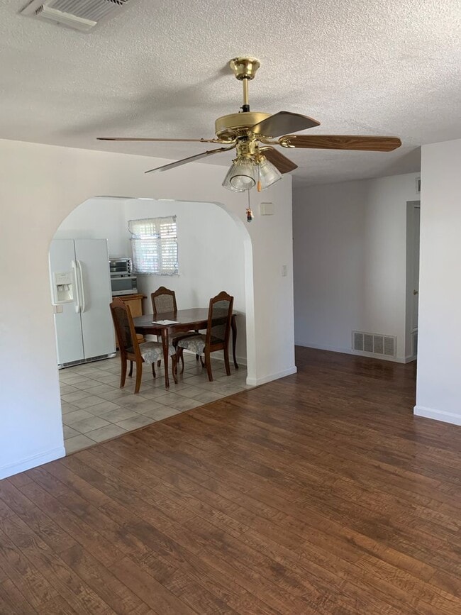 Building Photo - 3 Bedroom 2 Bath Home