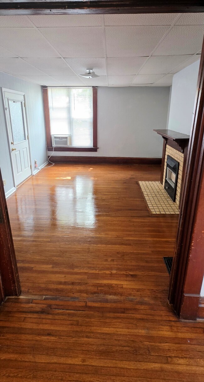 Sala de estar - 2588 East Ave