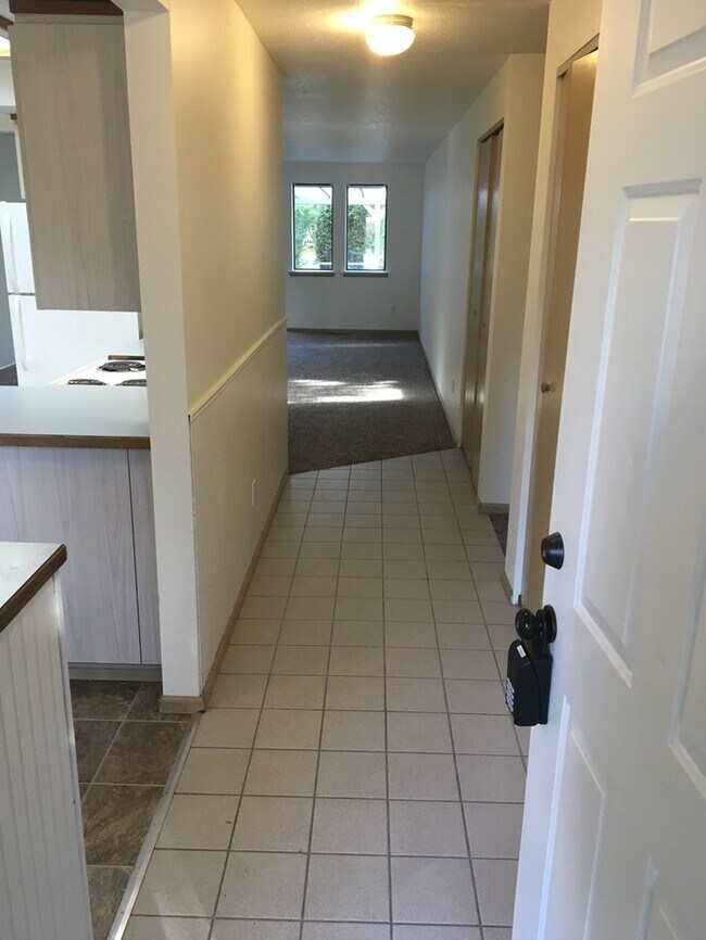Foto del edificio - 2bdr 2bath duplex Mid Tacoma w/ one car garage