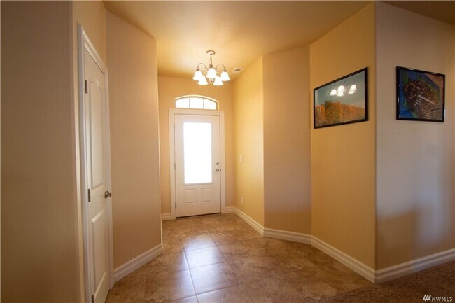 Building Photo - Beautiful 3 bed 2 bath stucco home in a ne...
