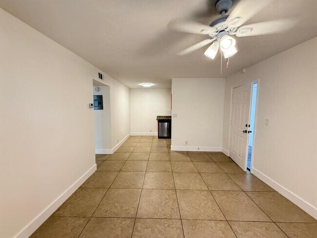 Building Photo - 607 NE 29th Dr