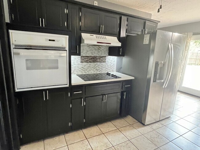 Building Photo - Charming 3 Bed 2 Bath!!