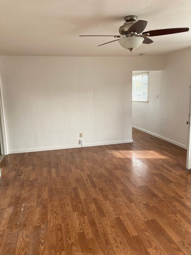 Building Photo - MIDTOWN HOME