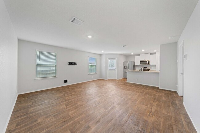 Building Photo - Bright 3-Bed Home with Garage, Fenced Yard, and Resort-Style Amenities in San Antonio