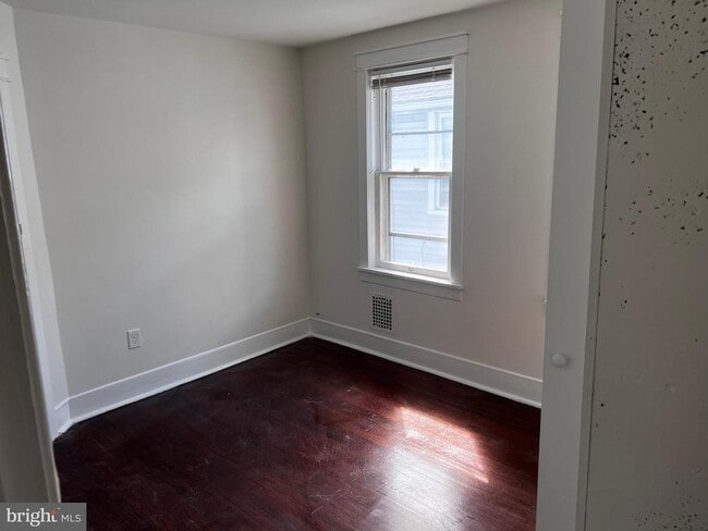 Building Photo - 529 Bridgeboro St
