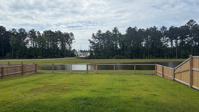 Foto del edificio - 742 Ladywood Dr