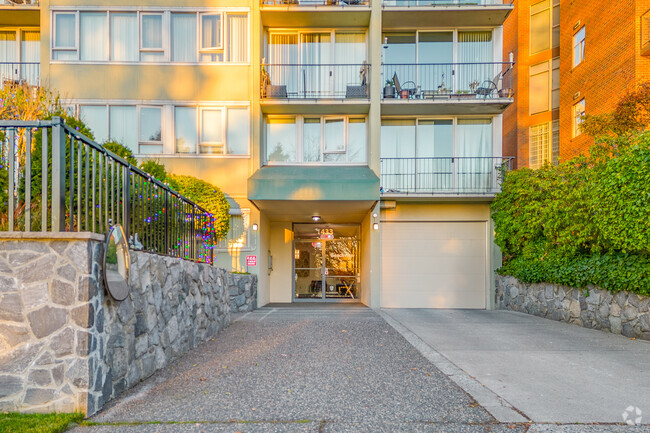 Building Photo - Beachview Towers