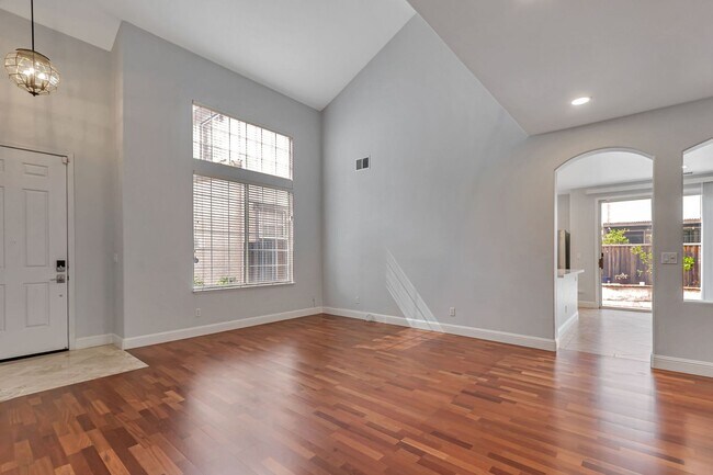 Foto del edificio - Remodeled 4-Bedroom 3-Bathroom House in Sa...