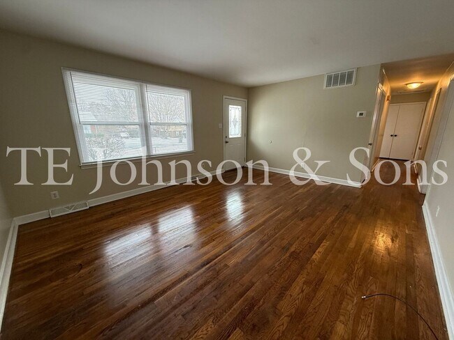 Foto del edificio - Charming 3 Bedroom Home with Hardwood Floors and Large Backyard in Winston-Salem