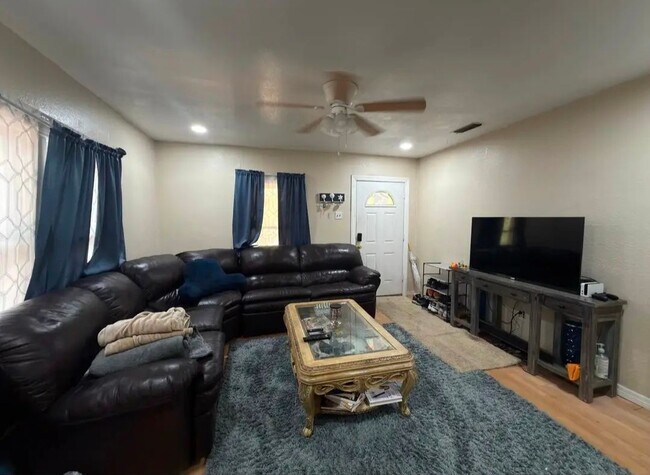 Foto del edificio - 11512 Grovewood Ave