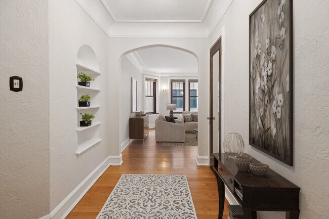 Building Photo - 1221 W Granville Ave