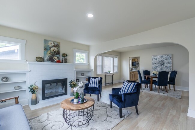 Building Photo - Adorable home with 3 Units in Tacoma