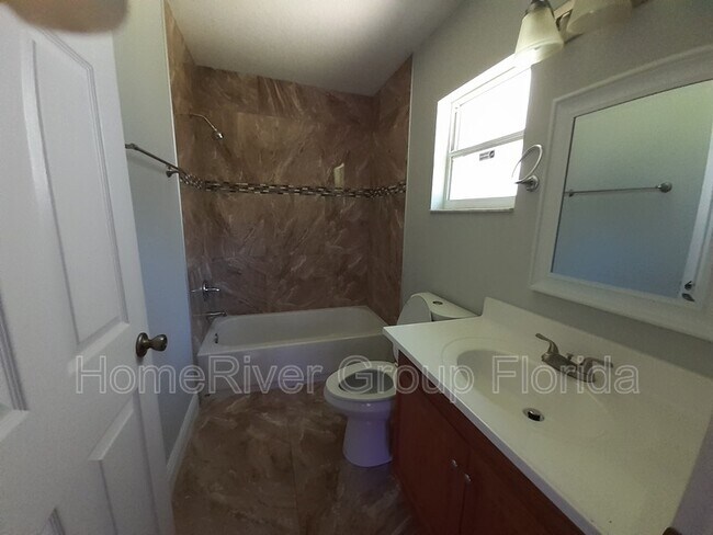 Building Photo - 303 Dolphin St