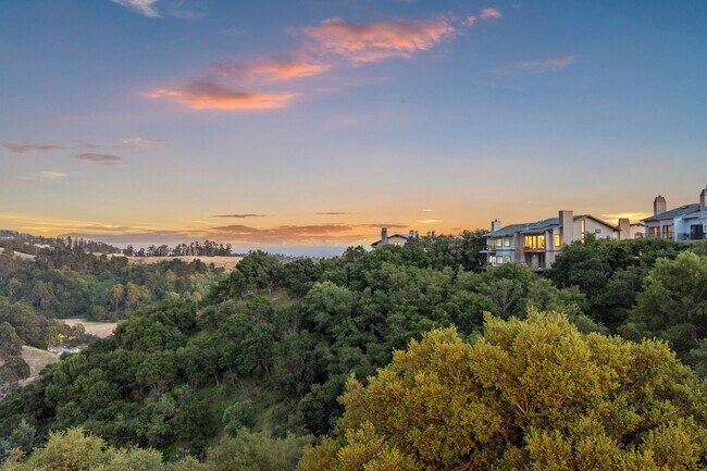 Foto del edificio - Spacious 4-Story Townhouse with Panoramic ...