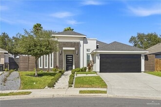 Building Photo - 12 Wisteria Ave