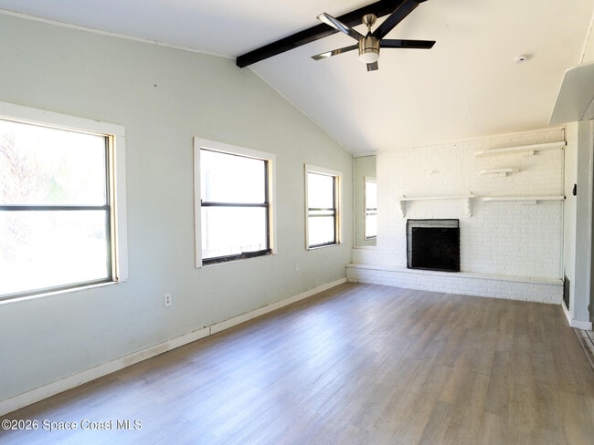 Foto del edificio - 317 Pineda St