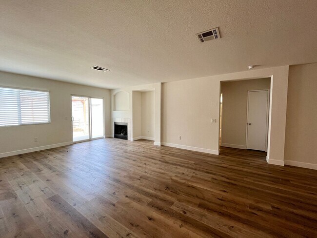 Foto del edificio - Excellent Location! All New Flooring, New Paint, New Blinds