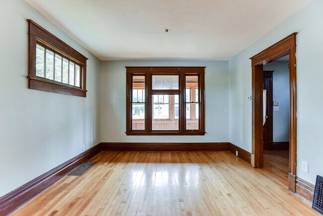 Foto del edificio - Renovated 3 Bedroom 2 bathroom house. Superb Master suite.