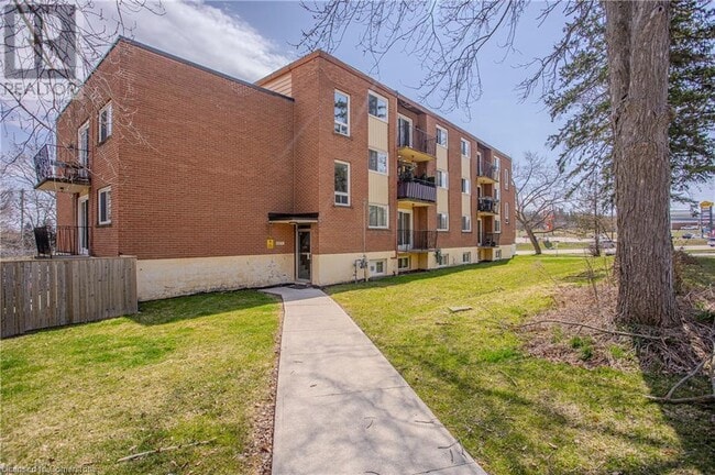 Building Photo - 371 Dale Crescent