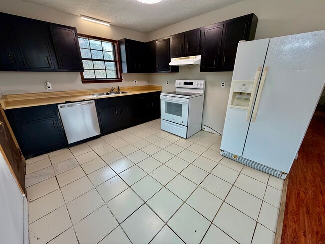 Building Photo - Duplex in Athens! Near Tanner High School.